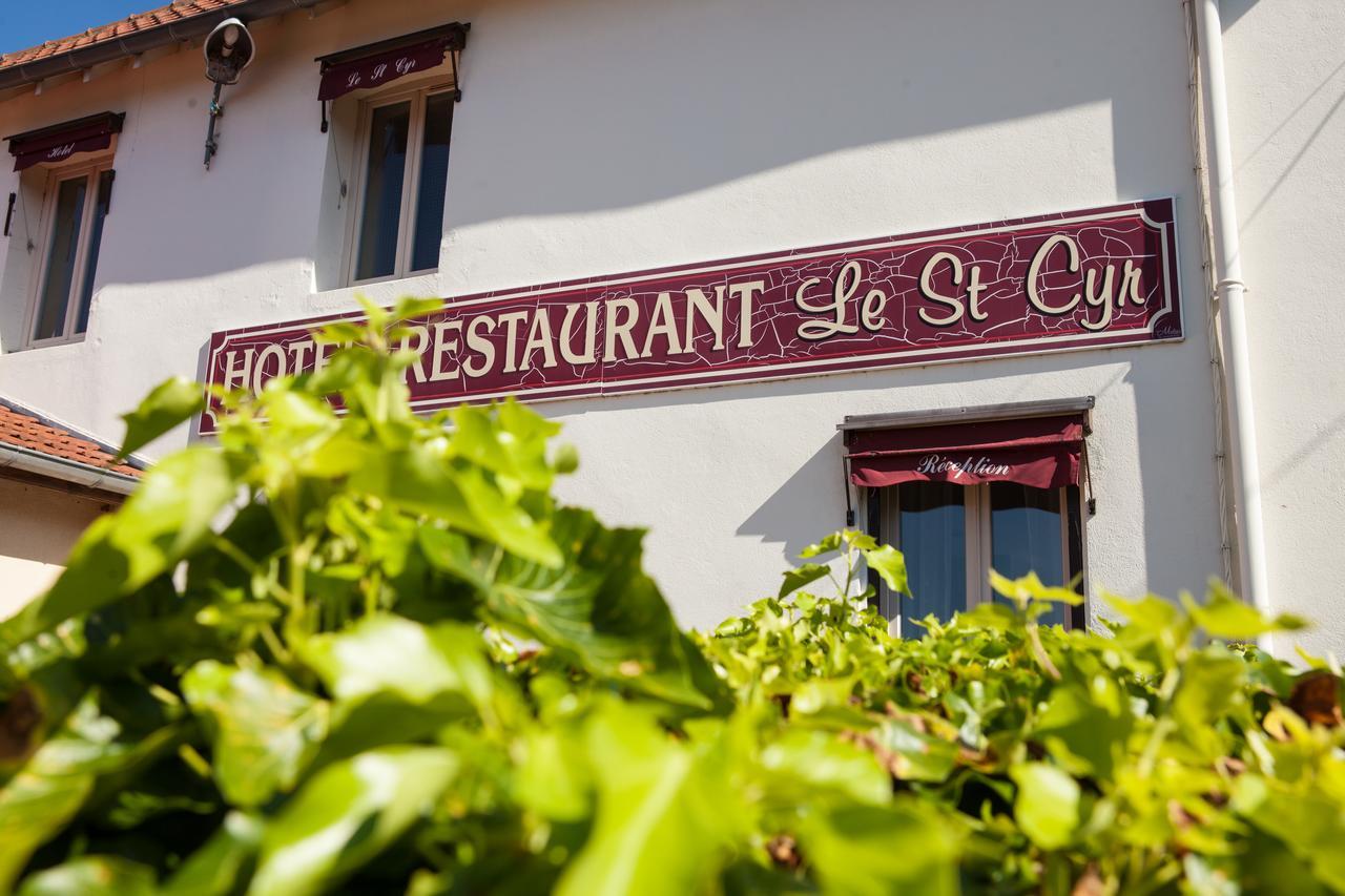 Готель Logis Le Saint Cyr Montmelard Екстер'єр фото